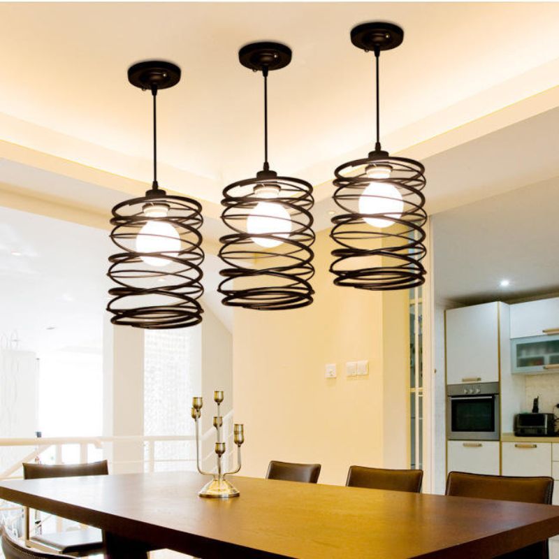 Industriell spiralformad taklampa – justerbar, stilren och funktionell