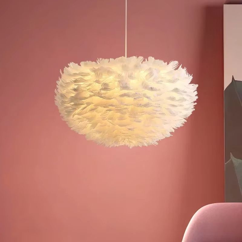Fjäderlampa – Modern nordisk taklampa med mjukt sken för sovrum, vardagsrum & café