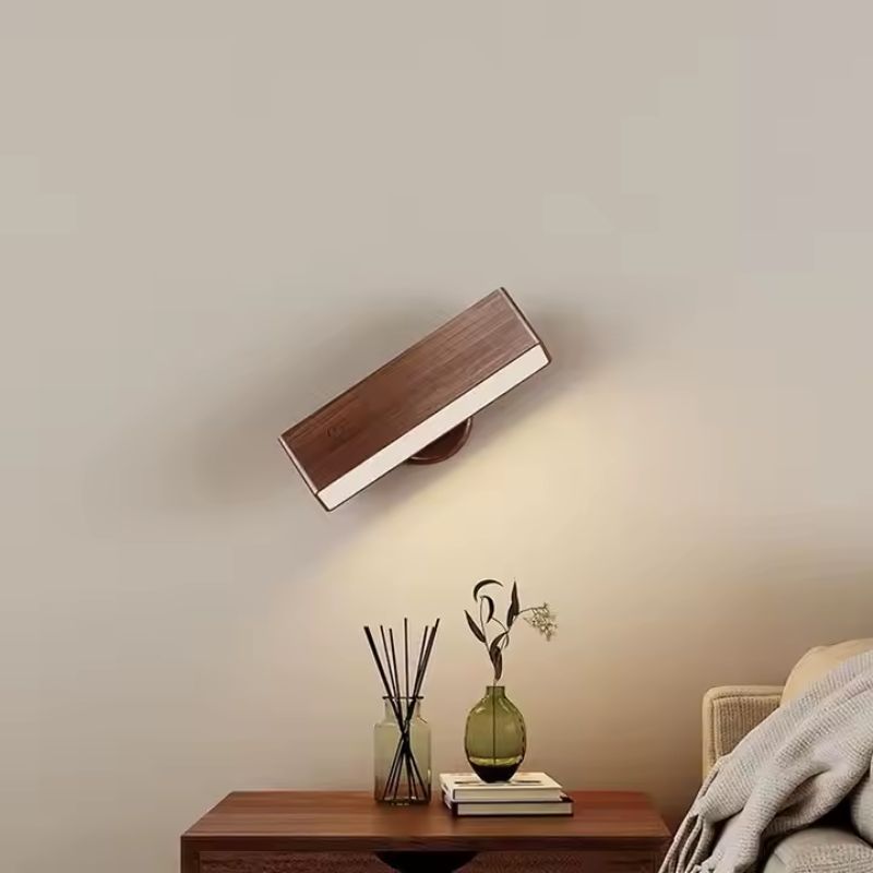 Vägglampa i trä – Uppladdningsbar LED-lampa i valnöt eller ljus trä