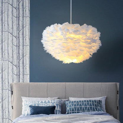 Fjäderlampa – Modern nordisk taklampa med mjukt sken för sovrum, vardagsrum & café