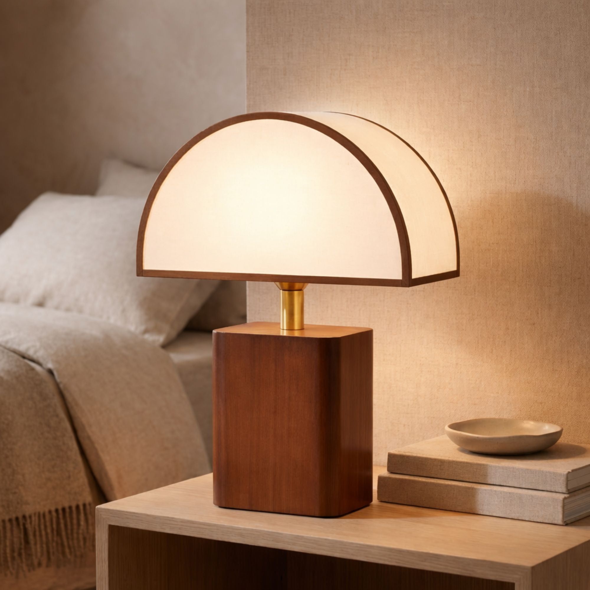 Bordslampa i modernt trä och vit skärm placerad på nattduksbord i sovrum med varm och mysig belysning