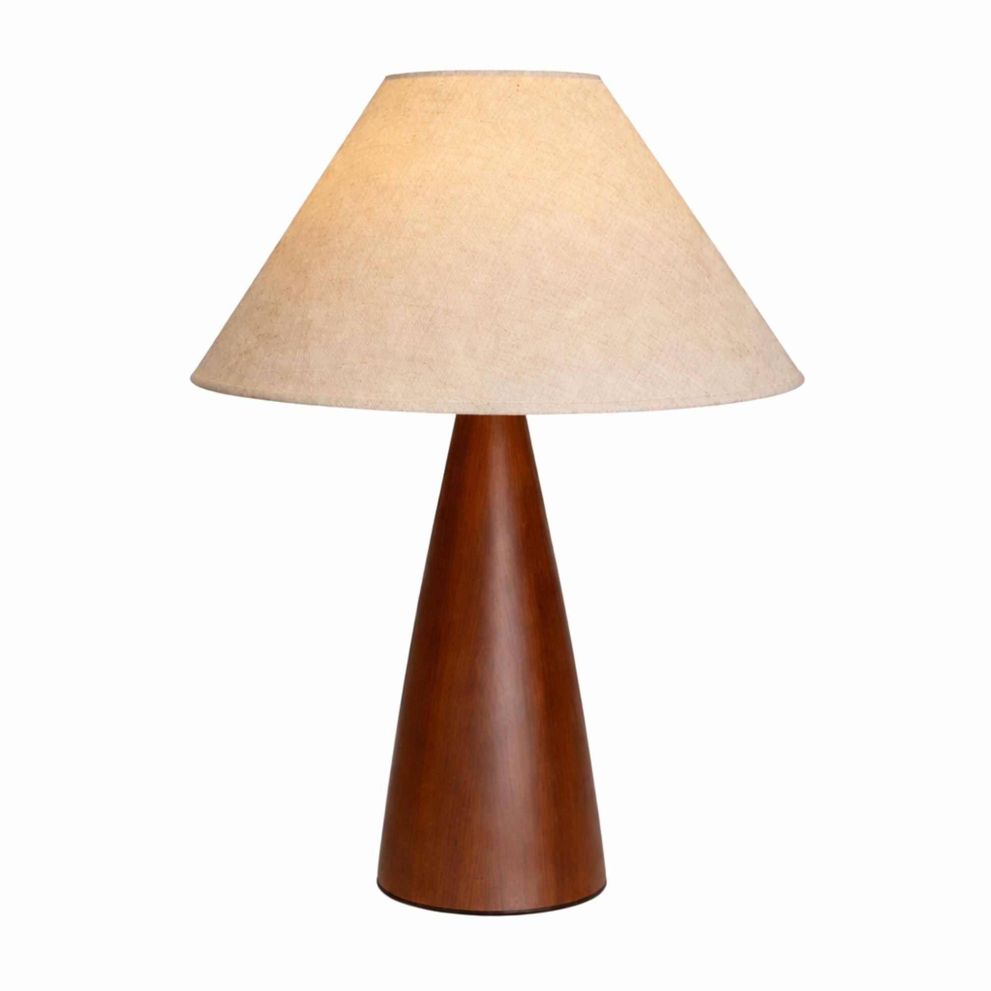 Modern bordslampa med träfot och beige linneskärm på vit bakgrund, stilren och varm belysning för hemmet