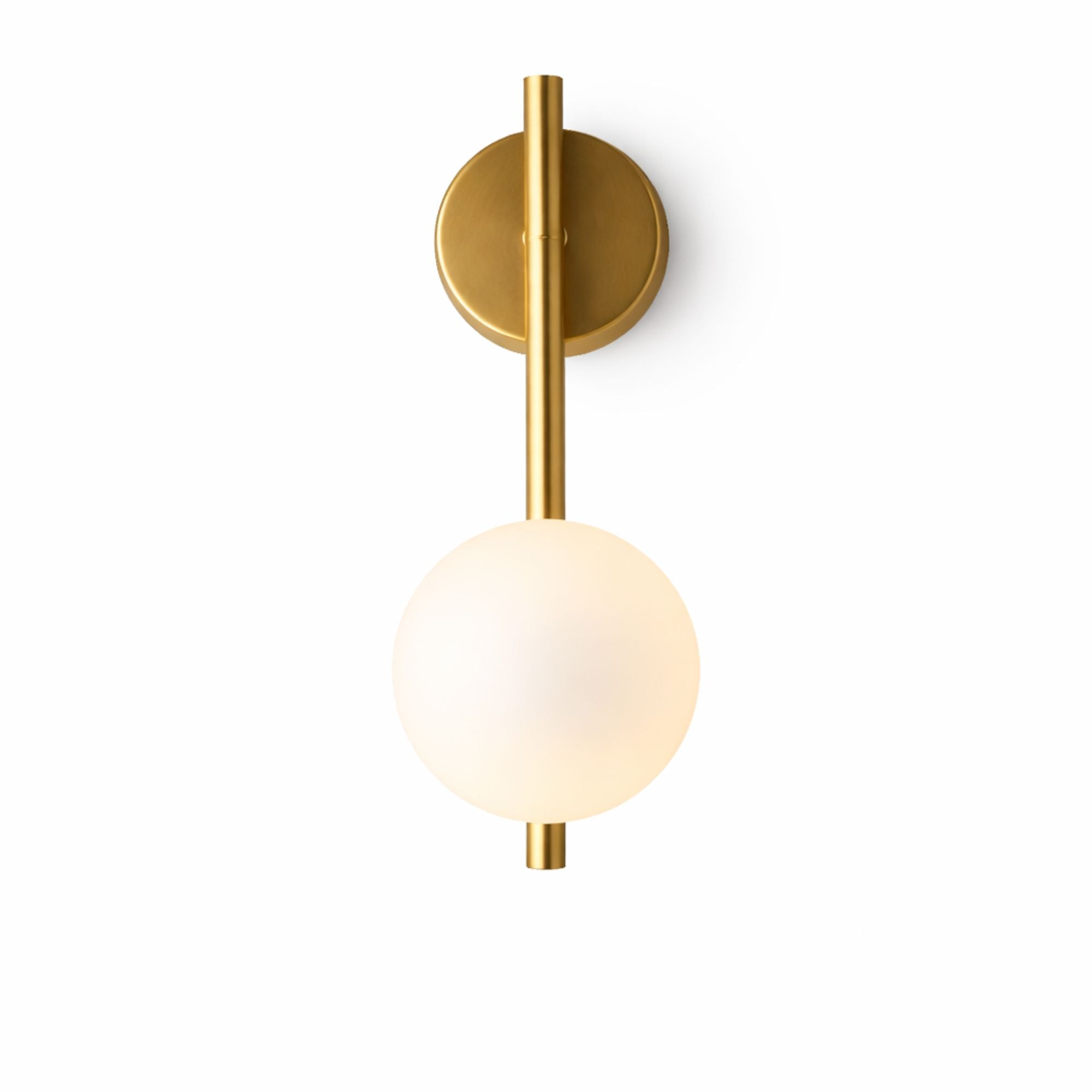 Modern vägglampa i guld med vit glaskupa på vit bakgrund, stilren och minimalistisk belysning