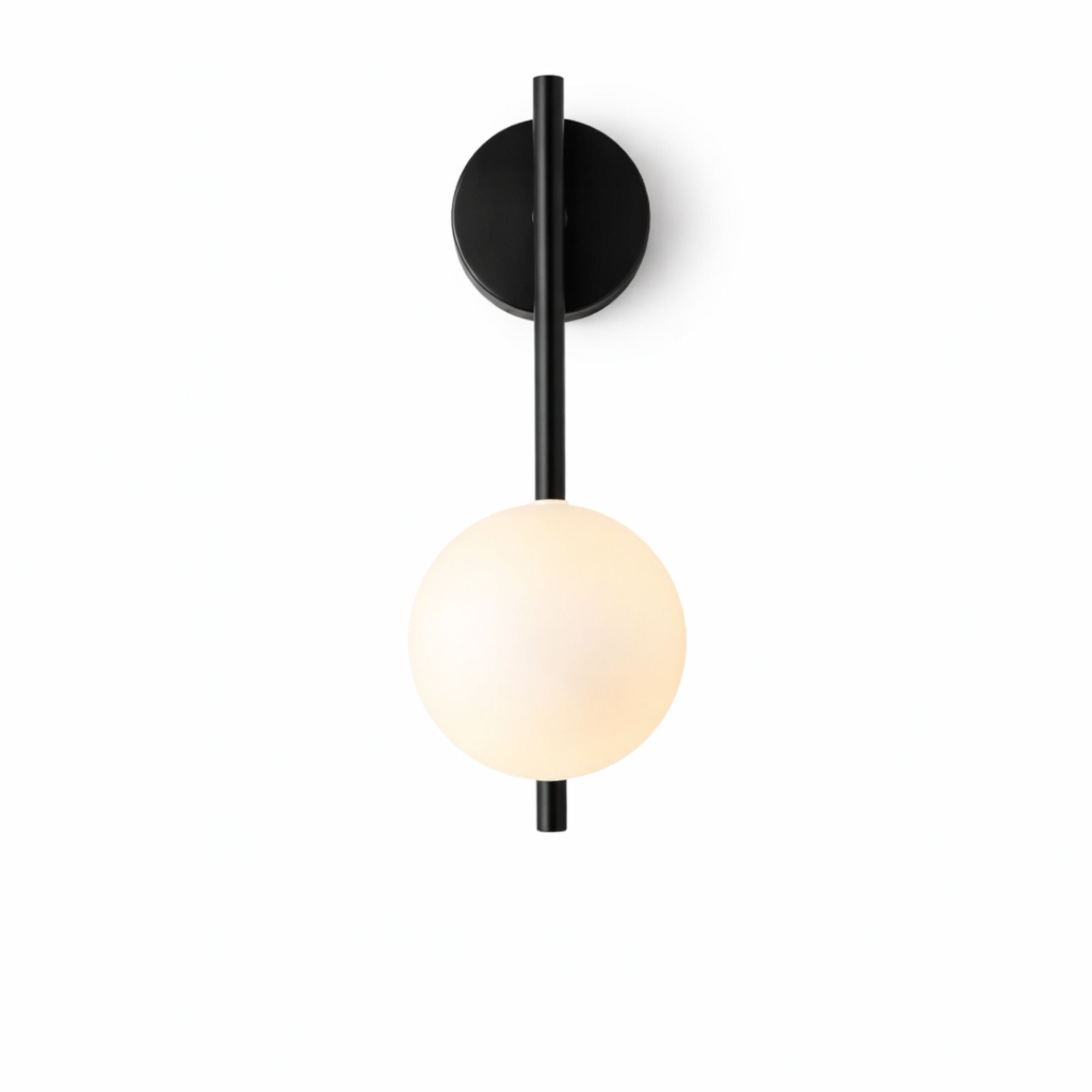 Modern svart vägglampa med vit glob i minimalistisk design på vit bakgrund, stilren belysning för hemmet